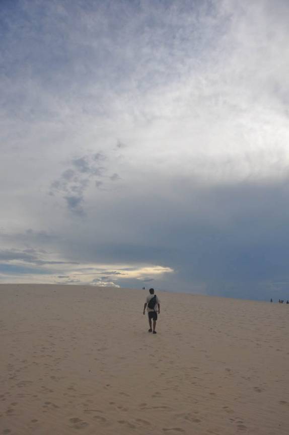 Subindo a duna do pôr-do-sol no fim de tarde em Jericoacoara - CE